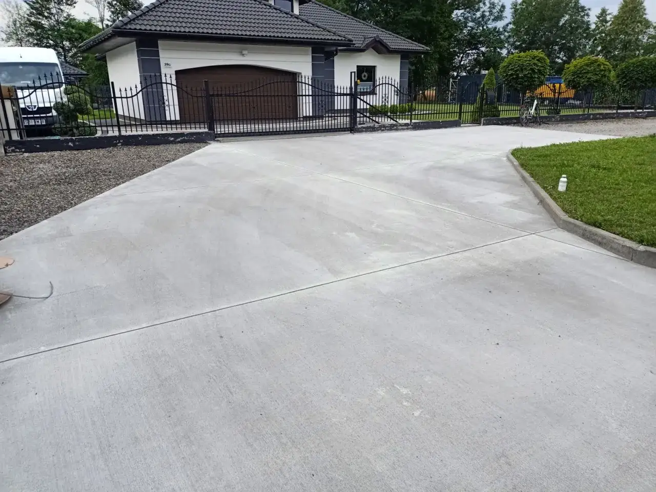 Zdjęcie Jaki beton na podjazd wybrać, aby uniknąć pęknięć i kosztów?